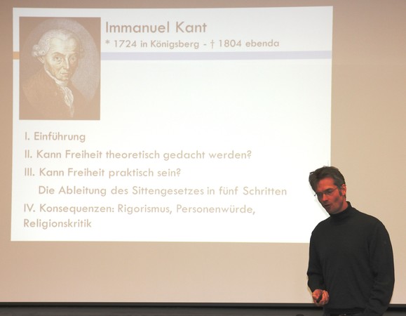 Professor Markus Tiedemann von der Uni Dresden war einen ganzen Tag in Monheim am Rhein. Er referierte nicht nur über den berühmten Philosophen Immanuel Kant, sondern spornte auch zu lebhaften Diskussionen an. Foto: Daniel Schalow
