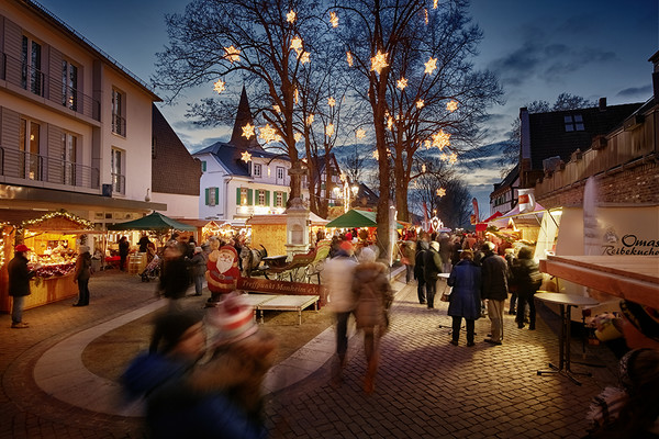 Der Besuch des Weihnachtsmarkts in der Altstadt ist eine liebgewonnene Tradition in der Monheimer Adventszeit. Foto: Thomas Lison 